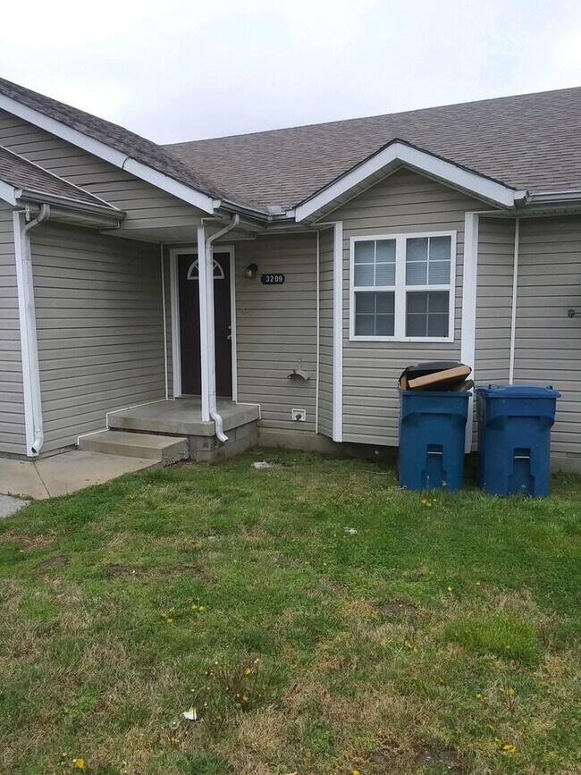 Foto del edificio - 3 Bedroom 2 Bath Duplex.  1 Car garage.  Maintenance Free We Mow!