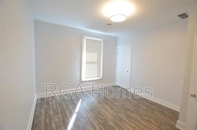 Building Photo - 1112 Pleasant St