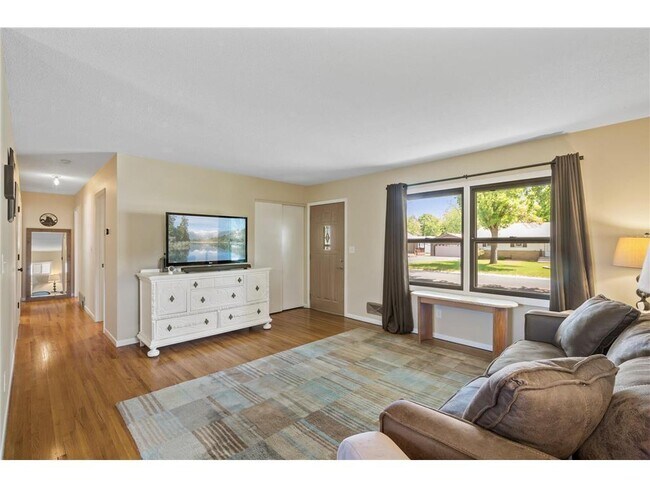 Foto del edificio - 9457 Saratoga Ln N