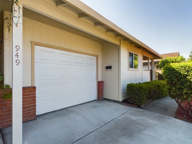 Building Photo - 949 Miller Ave