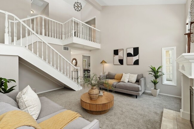 Building Photo - Spacious Huntington Beach Townhome