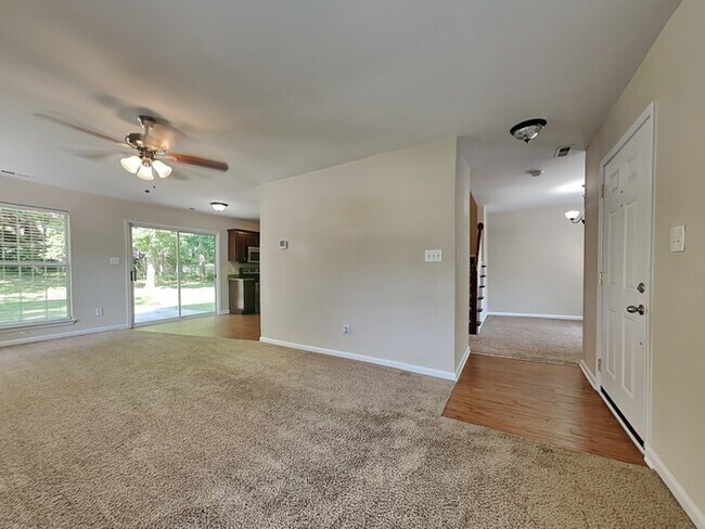 Building Photo - 10110 Northwoods Forest Dr