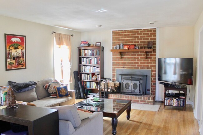 Foto del edificio - 3BD/2.5BA Home minutes from Dam Neck!  Full fenced Back yard!!