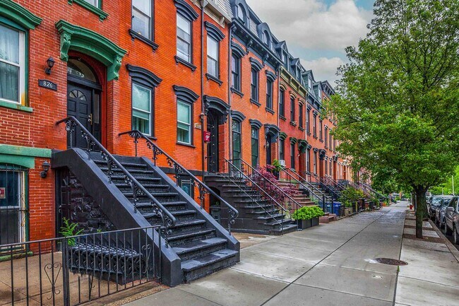 Building Photo - 826 Grand St