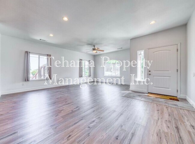 Foto del edificio - Red Bluff 3 bedroom 2 bathroom with 2 car garage