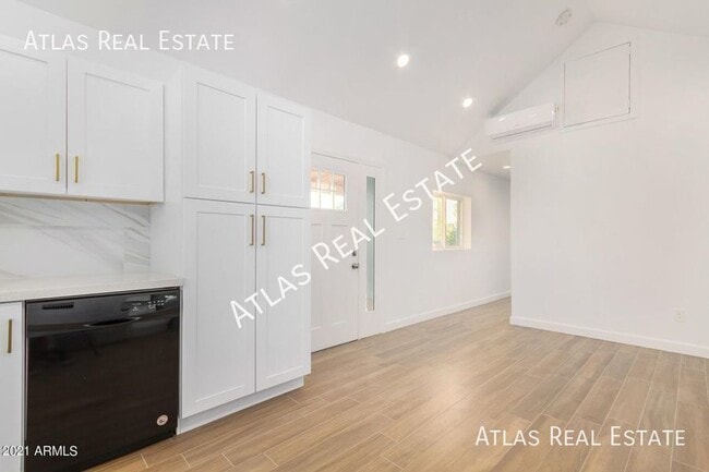 Building Photo - WOW, This one is a show stopper! 2 Bed / 2...