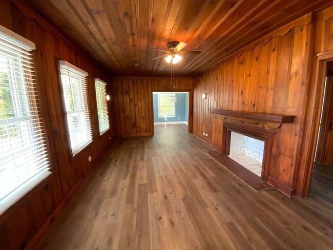 Building Photo - Arreis Rentals 3 - Charlton &amp; Old Lindale