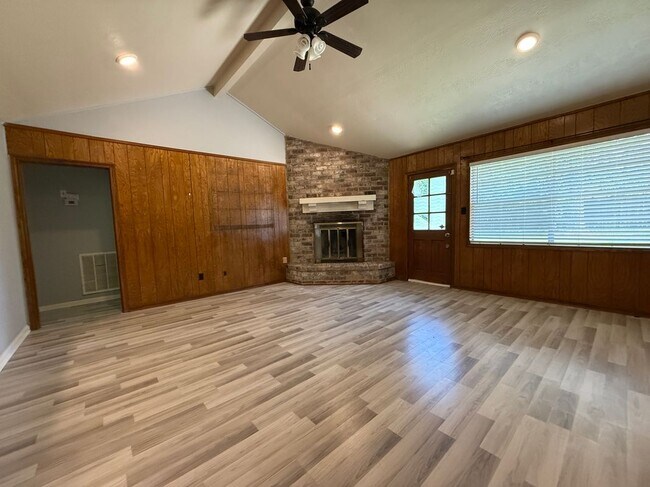 Building Photo - 422 Gamewood Dr