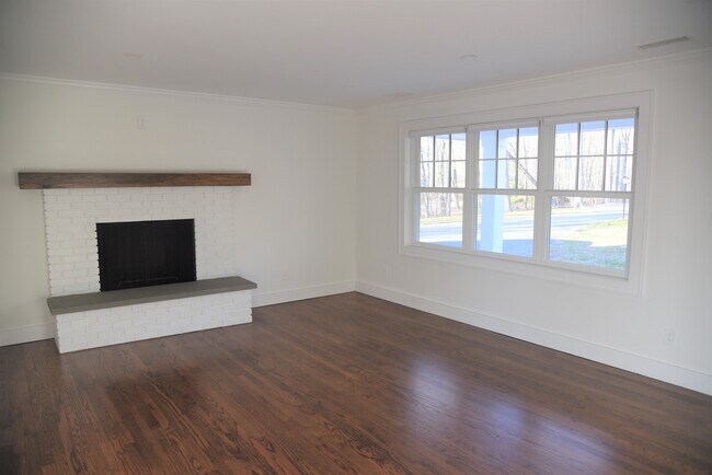 Foto del edificio - 32 Deer Hill Rd
