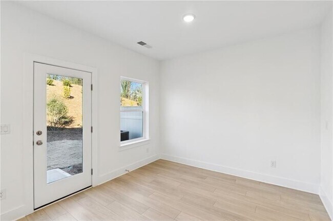 Foto del edificio - 183 Redbud Rd