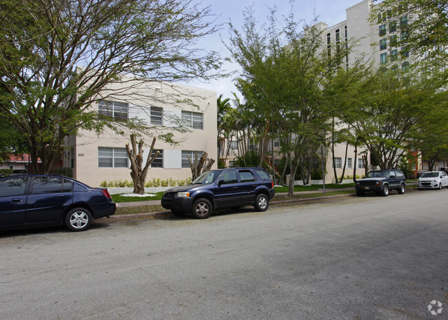Building Photo - 221 Zamora Ave