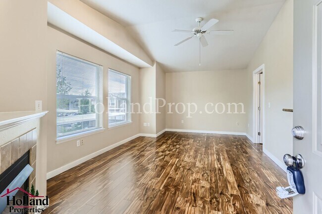 Foto del edificio - Bright & Comfortable Upper-Level Unit – Sp...