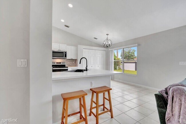 Foto del edificio - 4 br, 2.5 bath House - 1588 Farmington Ave 1