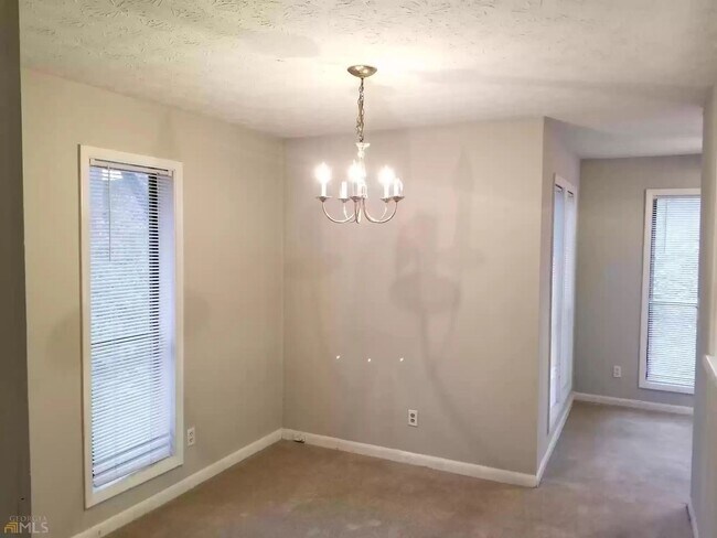 Building Photo - Room in 2 Bedroom Condo at Roberts Dr