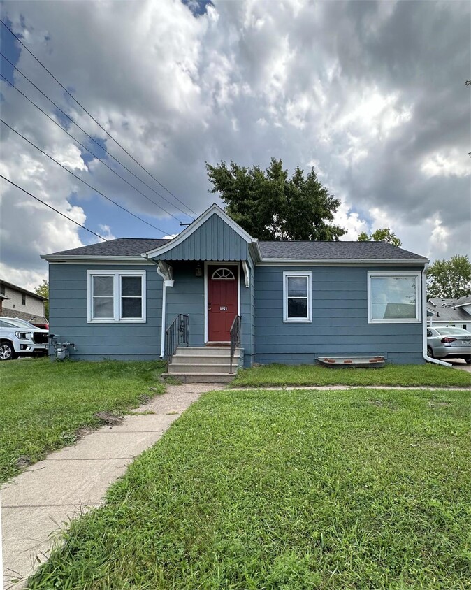 Foto principal - 4 Bed 2 Bath with AC close to UWEC!