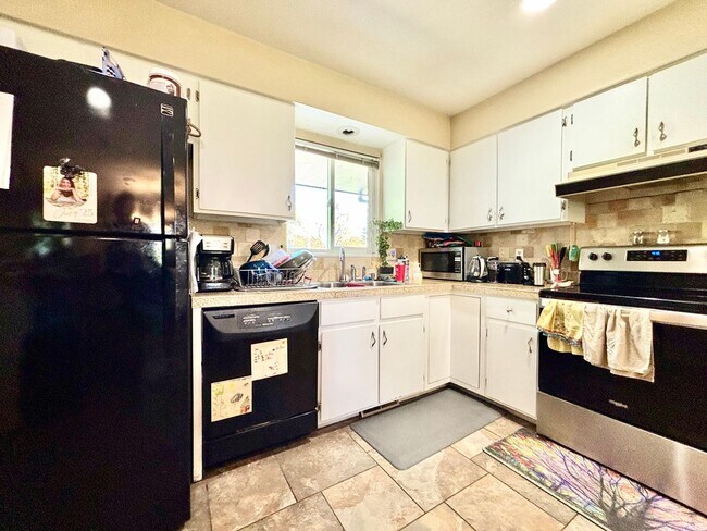 Foto del edificio - 3 bed, 2.5 Bath House in Central-West Fort Collins! Available July 10th!
