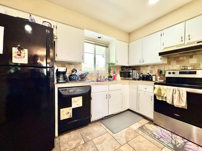 Building Photo - Well Maintained and Spacious Home in Fanta...