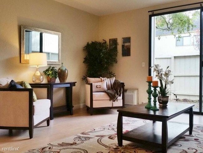Building Photo - 2 br, 1.5 bath Townhome - 3031 Kaiser Dr D