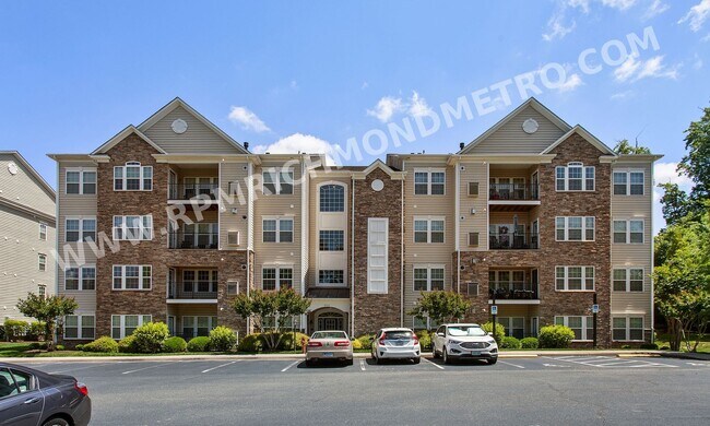 Building Photo - Stunning, Spacious 2 Bedroom Condo in Midl...