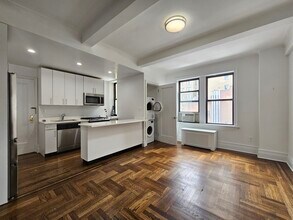 Building Photo - 25 W 68th St