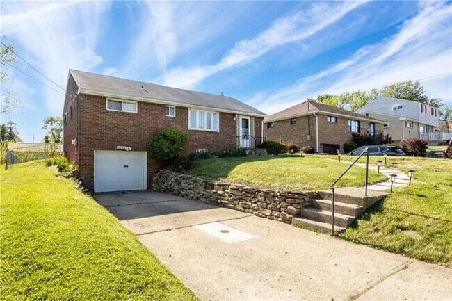 Building Photo - 5250 Meadowcrest Rd