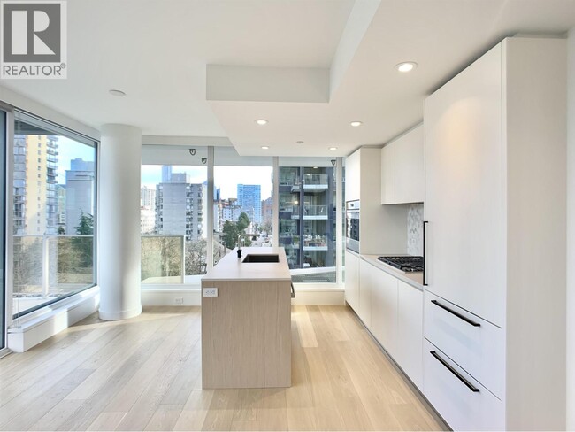 Building Photo - 1365 Davie St