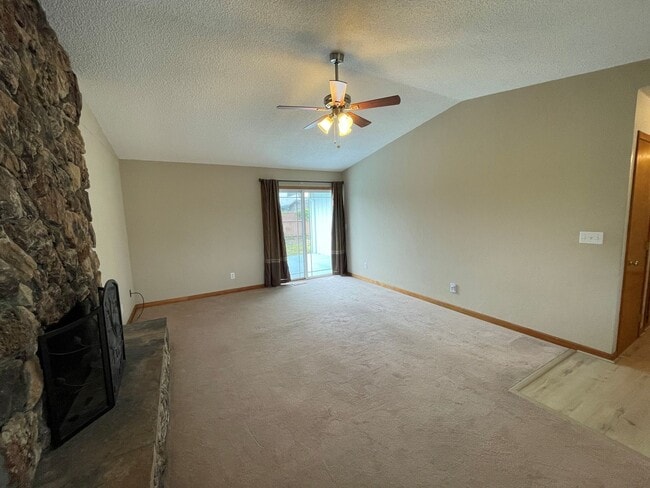 Building Photo - Charming 3 Bedroom, 2 Bath Home with Attac...