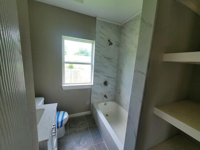 Building Photo - 4713 Lucille St