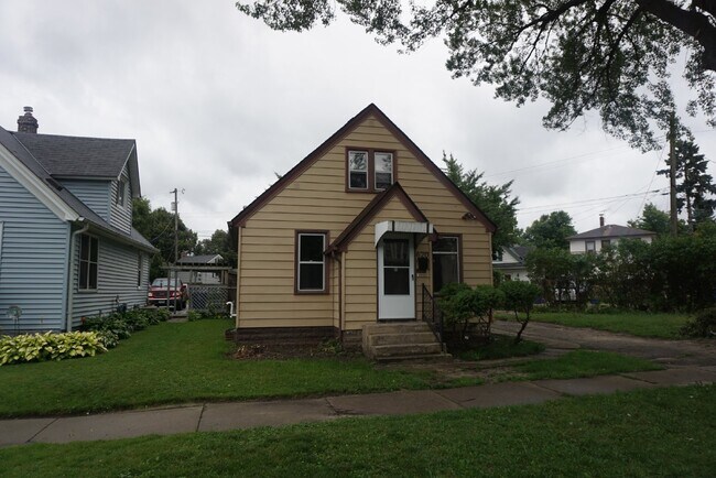 Building Photo - Quaint single family home with 3 season po...