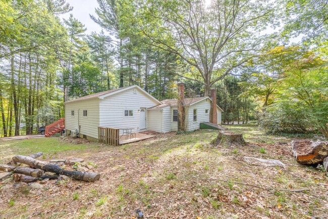 Building Photo - 2 Bedroom Ranch with Scenic Setting