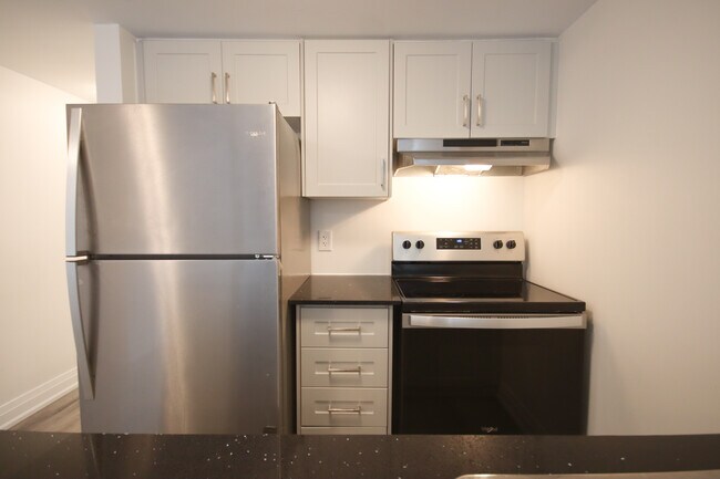 Photo du bâtiment - Stacked Townhouse In Family Neighborhood
