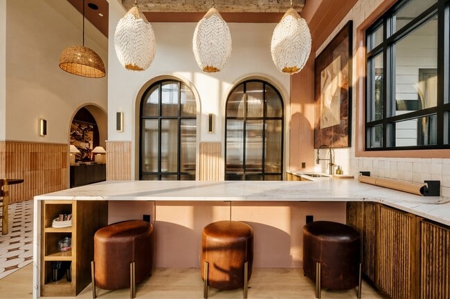 Espacio de creación totalmente equipado en Asher Apartments. - Asher