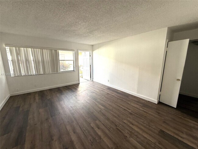 Foto del edificio - 5321 NW 23rd St