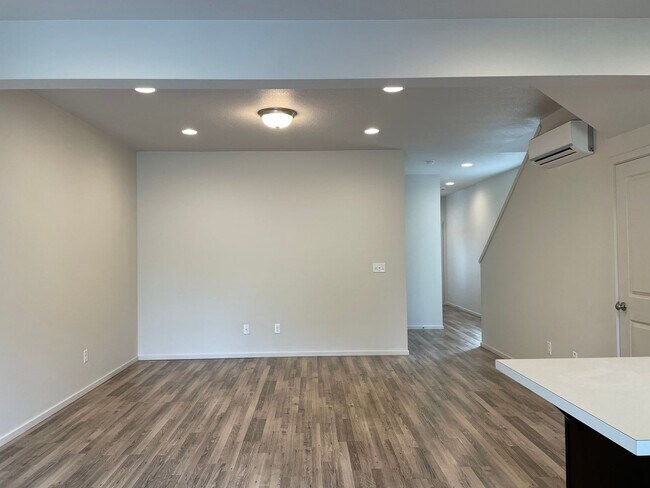 Foto del edificio - Spacious Vancouver Home in Cul-De-Sac With A Loft & Premium Deck!