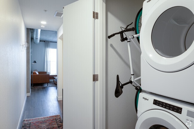 1BR, 1BA - 550SF - Edit at River North