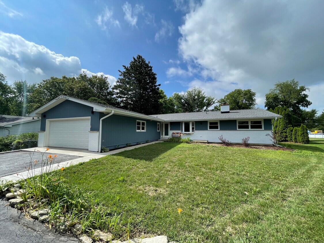 28W383 Behrs Cir Dr S, Warrenville, IL 60555 House Rental in