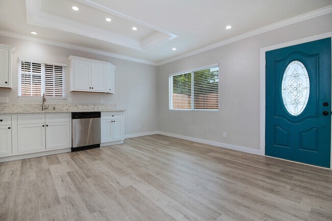 Building Photo - Olive Avenue Triplex