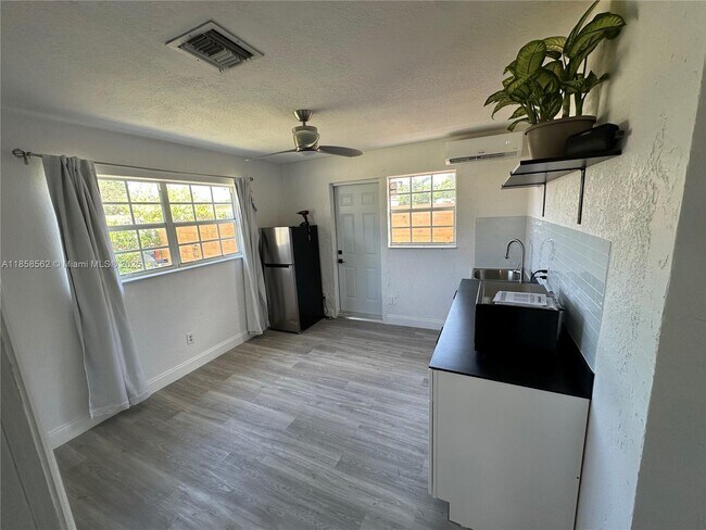 Foto del edificio - 3920 NW 185th St