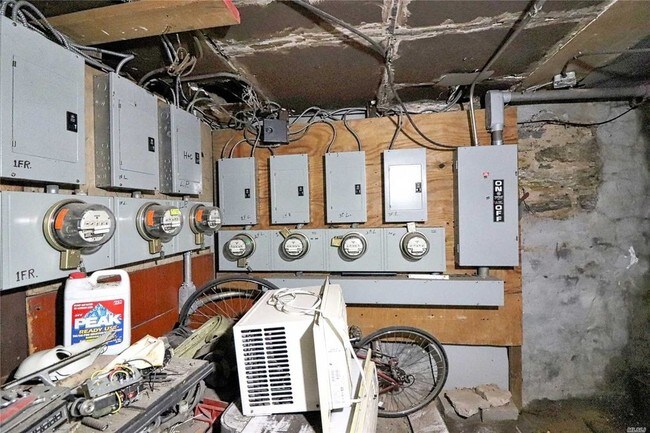 Interior Photo - 925 Metropolitan Ave