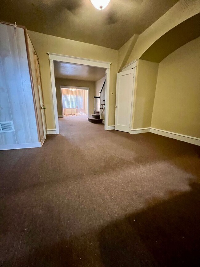 Building Photo - Stunning 5-Bedroom Townhome in Wynnefield!...