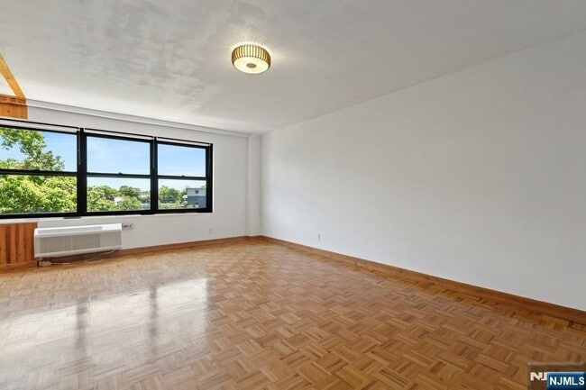 Foto del edificio - 2352 Linwood Ave