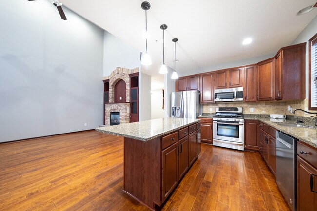 Foto del edificio - 15497 Junegrass Ln