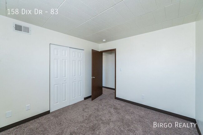 Building Photo - LOOK & LEASE SPECIAL - Modern Comfort: 1 B...