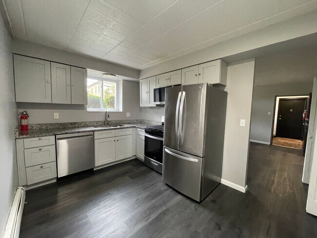 Building Photo - Updated 1 Bedroom in Bellevue with Off Str...