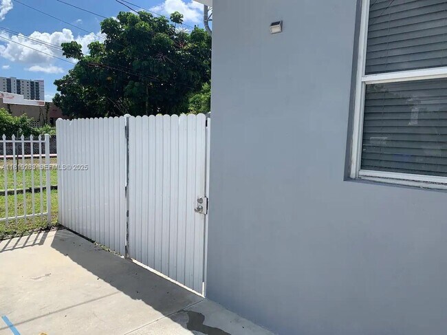 Foto del edificio - 1762 NW 15th St