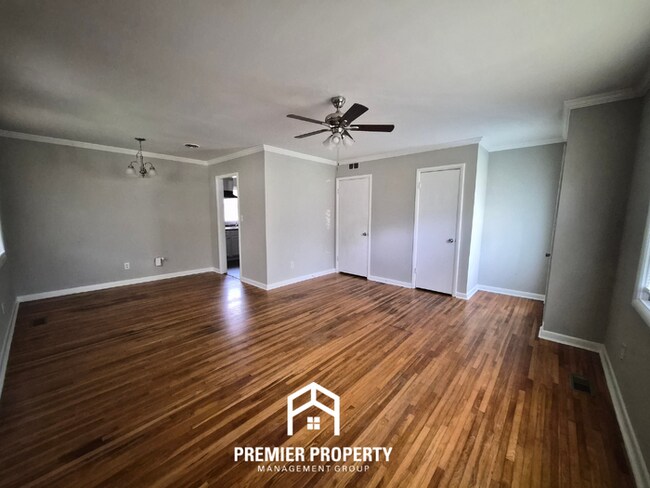 Foto del edificio - Charming 3BR/1.5BA in West Huntsville | Hardwood Floors Throughout & Fenced Yard