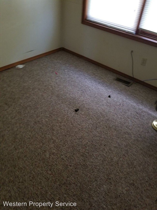 Building Photo - 2 br, 1 bath Apartment - 1040 E Winona Ave