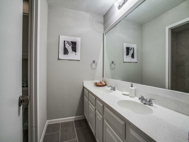 Foto del edificio - 9719 Smokefeather Ln