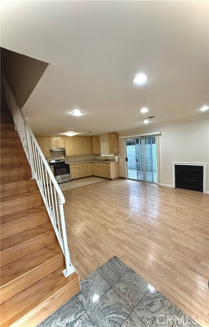 Foto del edificio - 6439 Woodman Ave