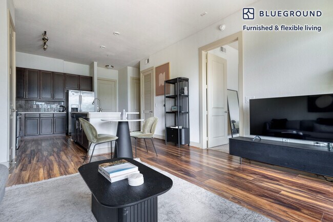 Building Photo - 422 W Riverside Dr